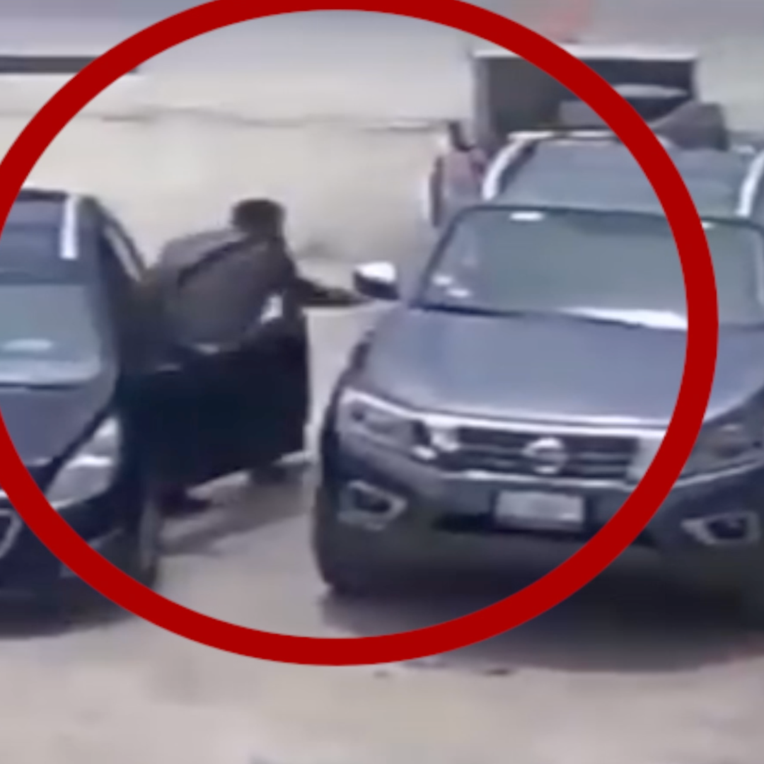 Momento en que abre la camioneta.